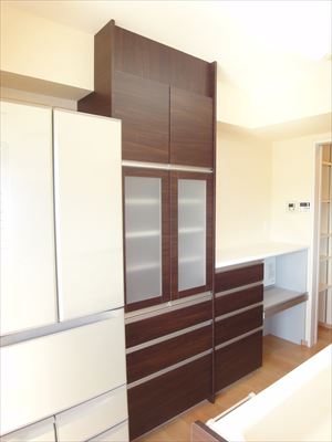 家族みんなが集まる明るいリビングに